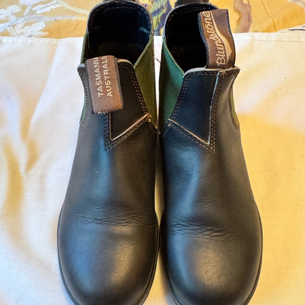 Blundstone Dark Stout Brown Boots with Olive Green